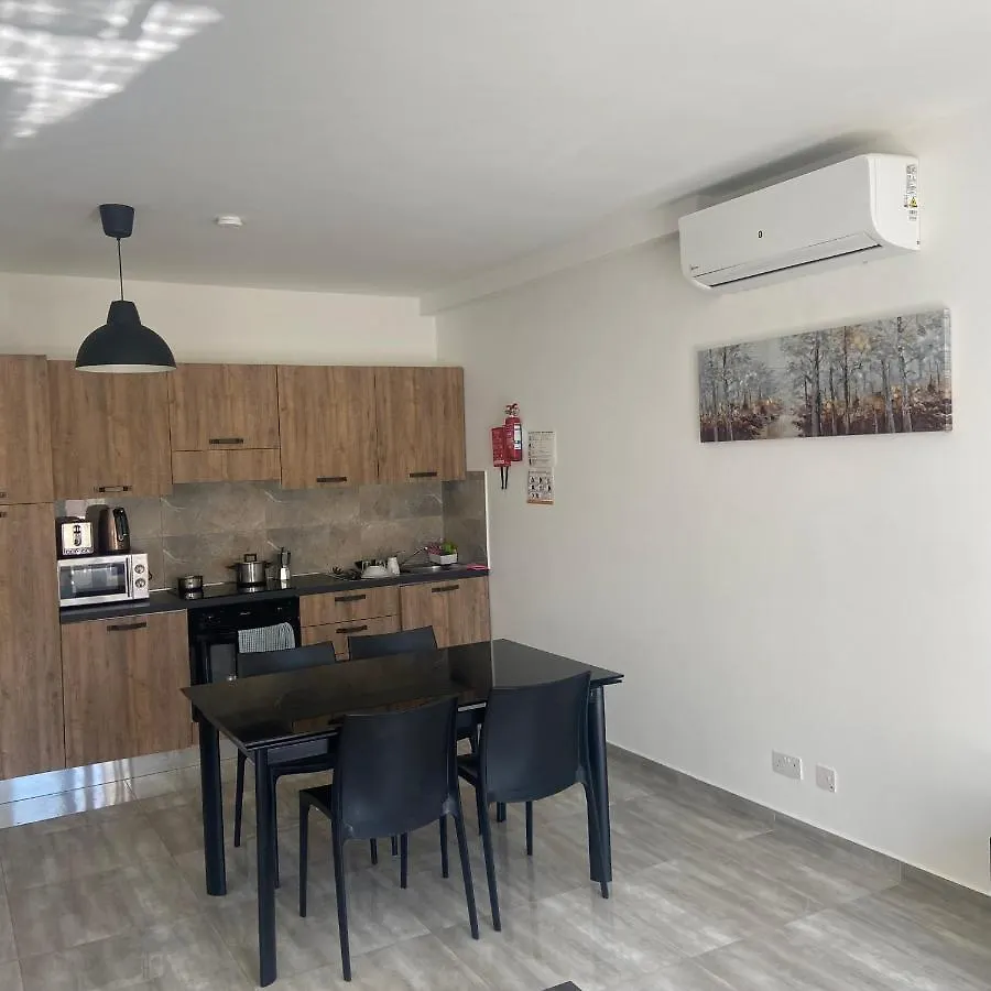 F10 Room 3, Private Room Two Single Beds Shared Bathroom In Shared Flat Msida